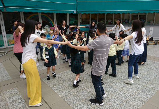 遊戲: 蘑菇傘
學習重點: 發揮創意／ 協調停動／ 和其他孩子友好相處/ 安全，沒有推撞