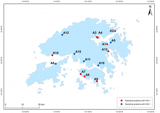 圖 一 水樣採集站點（A1：西徑；A2：鳳凰笏；A3：三門仔；A4：鹽田仔；A5：榕樹澳；A6：深水角；A7：數碼港；A8：香港仔；A9：赤柱灣；A10：觀塘；A11：荔枝角；A12：元朗；A13：西貢；A14：屯門；A15：荃灣）。紅色圓點顯示該站點的危害商數（HQ）超過1，而藍色圓點顯示該站點的HQ小於1。