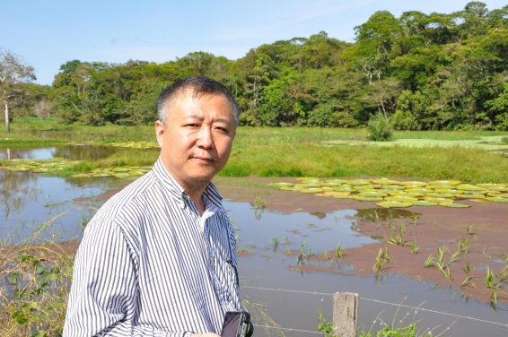 宮鵬教授於巴西亞馬遜雨林作戶外考察