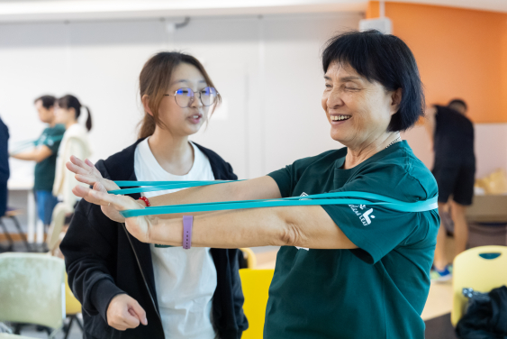 After the first stage of training, HKU students guided visually impaired individuals to use resistance bands for exercise.